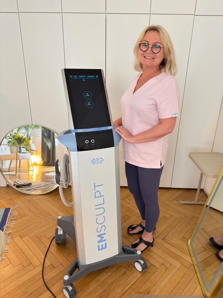 Renata Dorszewska przy urządzeniu EMSCULPT